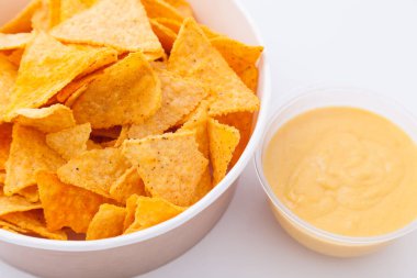 Krem peynir soslu Meksika nachos. Parti için lezzetli tuzlu mısır cipsi üçgen nachos snack