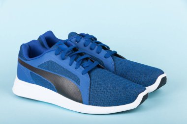 Varna, Bulgaristan-24 Nisan 2019: Puma St Trainer EVO örgü spor ayakkabıları mavi arka planda. Puma bir Alman şirketidir. Puma dünyanın en büyük üçüncü spor giyim üreticisidir. Ürün çekimi