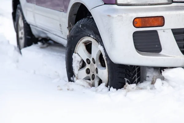 Close up of SUV car in winter snowy road. Extreme winter riding — Stock Photo, Image
