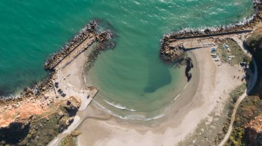Güzel körfezin havadan aşağı manzarası. Bulgaristan 'ın Karadeniz kıyısındaki Bolata plajı. Cape Kaliakra yakınlarındaki ünlü körfez. 