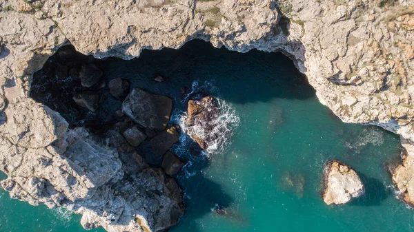 Ocean, fale morskie miażdżące skały, przegląd rozbijających się fal — Zdjęcie stockowe