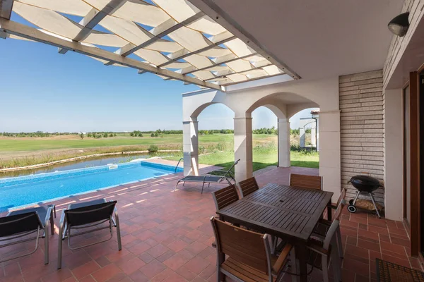 Swimming pool outside luxury home and beautiful view — Stock Photo, Image