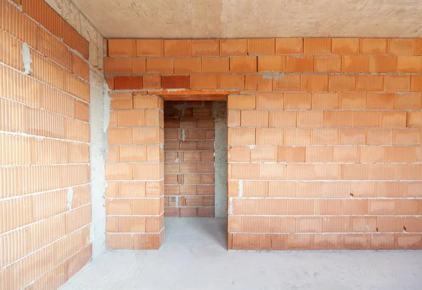 Interior ruang bangunan yang belum selesai sedang dibangun. Brick dinding merah. Rumah baru. — Stok Foto