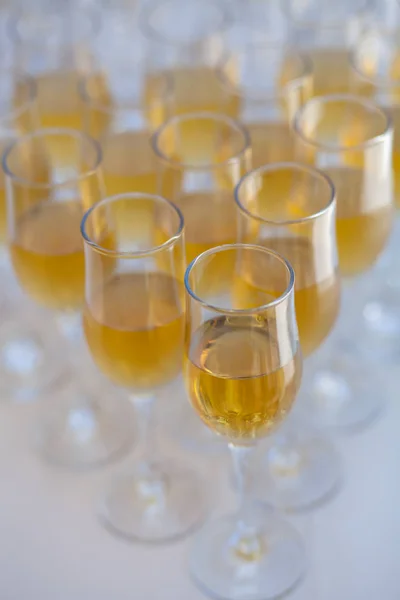 多くのパーティー テーブルの上のシャンパンをいっぱいグラス — ストック写真
