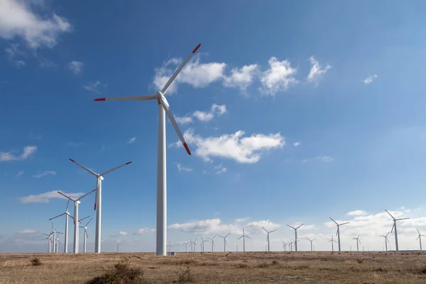Fazenda de turbinas eólicas sobre o céu azul nublado — Fotografia de Stock