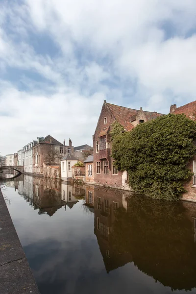 Belles maisons le long des canaux de Bruges, Belgique. Destination touristique en Europe — Photo
