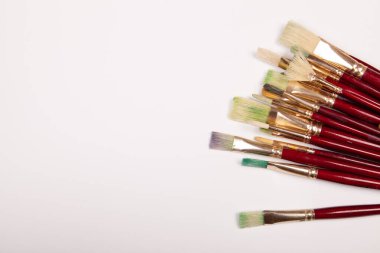 Çeşitli çizim araçları, kirli boya fırçaları ayarla