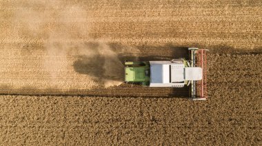 Hasat alanının havadan aşağı görüntüsü.