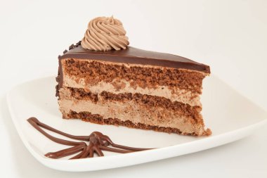 Dilim beyaz tabakta dekorasyonu ile çikolatalı kek