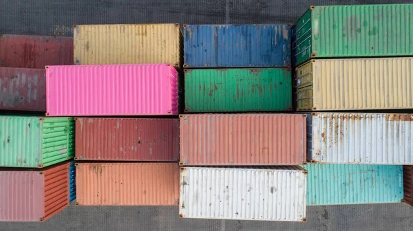 Blick von oben auf bunte Containerstapel im Hafen Containerterminal, Industriefrachthafen — Stockfoto