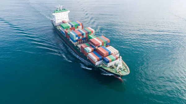 Duży kontenerowiec na morzu. Widok z lotu ptaka kontenerowiec statek towarowy import kontener eksportowy żeglarstwo. — Zdjęcie stockowe