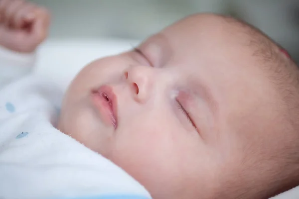 Zamknij zdjęcie słodkiego śpiącego noworodka, twarz. — Zdjęcie stockowe