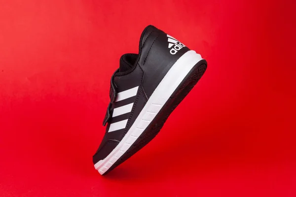 Varna, bulgaria - 13. August 2019: adidas alta Sportschuh, auf rotem Hintergrund. Produktschuss. adidas ist ein deutsches Unternehmen, das Sportschuhe, Bekleidung und Accessoires entwirft und herstellt — Stockfoto