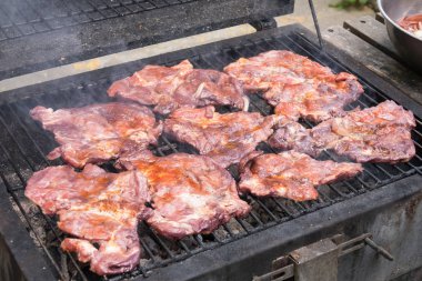 Lezzetli biftek ızgara üzerinde. Sırasında ızgara et.