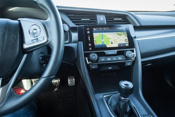 Interior del coche moderno. Sistema de navegación del vehículo GPS dentro de un coche . —  Fotos de Stock