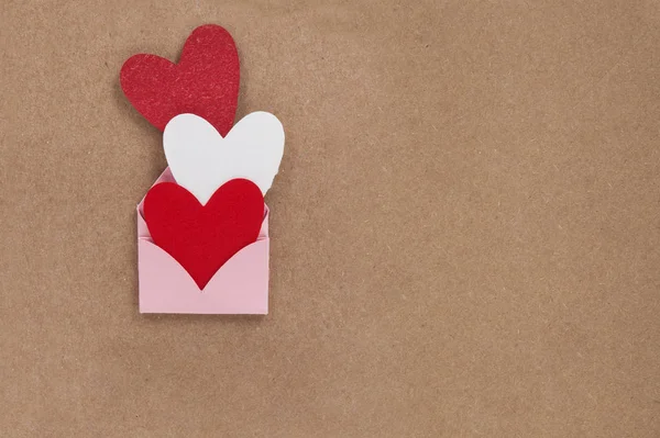 Sevgililer günü kartı. Aşkı ifade eden el yapımı bir kart. Düğün davetiyesi. Zarflı üç kalp.. — Stok fotoğraf