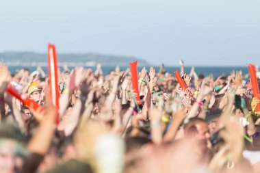 Konserdeki kalabalık. Yaz müzik festivali. Açık hava festivalinde dinleyiciler