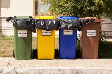 Dört renkli geri dönüşüm kutusu. Farklı renkte plastik çöp geri dönüşüm konteynırı ekolojisi kavramı