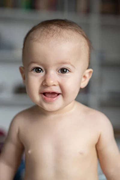 Retrato de um bebê sorridente bonito no quarto . — Fotografia de Stock