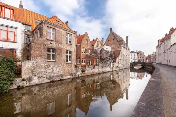 Brugge, Belçika kanalları boyunca güzel evler. Avrupa 'da turizm beldesi