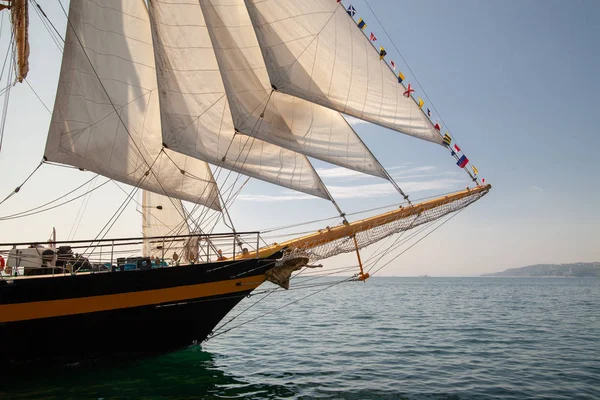 Velho navio com vendas brancas, navegando no mar — Fotografia de Stock