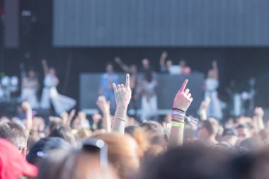 Konserdeki kalabalık. Yaz müzik festivali. Açık hava festivalinde dinleyiciler