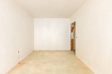 Yeni boş oda yapım aşamasında. Alçıdan duvarlar. Yeni evim. Beton duvarlar. İç yenileme. 