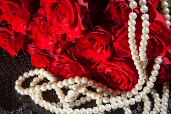 Hermosas rosas rojas y perlas blancas. Concepto de belleza para las mujeres. Antecedentes para el día de San Valentín y la mujer. Decoración de boda —  Fotos de Stock