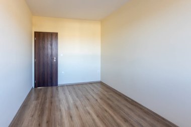 Boş aydınlık oda. Yeni iç mekan. Ahşap zemin.