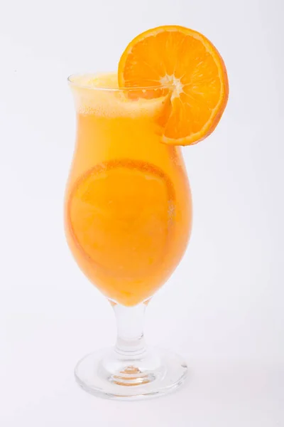 Κοκτέιλ ποτήρι χυμό πορτοκαλιού με ροδάκια πορτοκαλιού στο εσωτερικό — Φωτογραφία Αρχείου