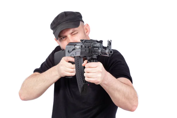Homem apontando metralhadora AK-47, isolado em branco. Concentre-se na arma — Fotografia de Stock