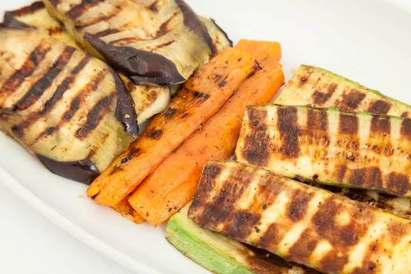 Delicious grilled vegetables on white plate. Carrots, eggplant and zucchini — Stock Photo, Image