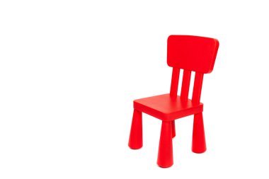 Küçük kırmızı plastik çocuk sandalyesi, beyaz üzerine izole edilmiş.