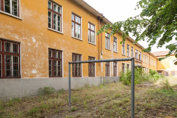 Un cortile abbandonato per giocare a scuola. Obiettivo post nella scuola abbandonata . — Foto Stock