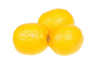 Üç limon meyvesi, beyaz üzerine izole edilmiş.