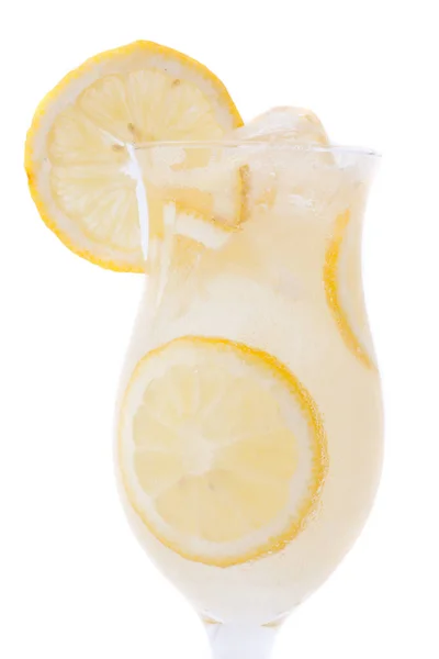 Κοντινό πλάνο του κοκτέιλ ποτήρι λεμονάδα με τα πόδια του λεμονιού και του πάγου στο εσωτερικό. Μεμονωμένα — Φωτογραφία Αρχείου