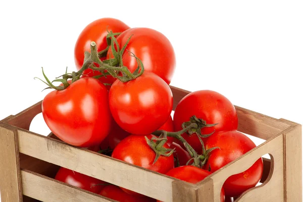 Tomates frescos em uma caixa de madeira isolada em um fundo branco — Fotografia de Stock