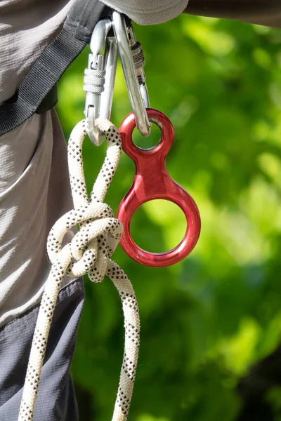 Närbild bergsklättrare, rep och klättring utrustning. Karbinhake med rep — Stockfoto