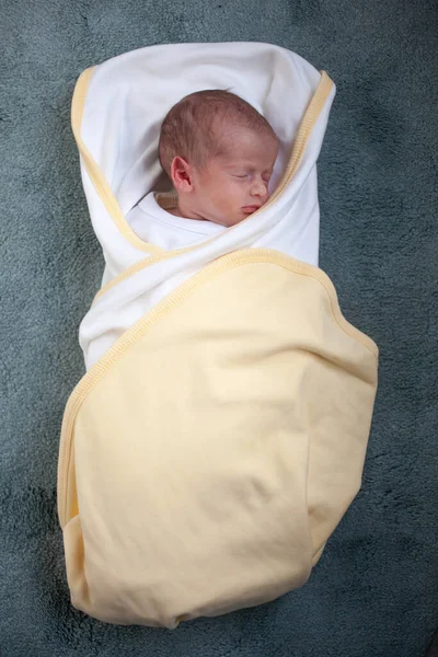 Lieve pasgeboren baby slaapt. Boven schot. — Stockfoto