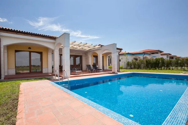 Swimming pool outside luxury home — Stock Photo, Image