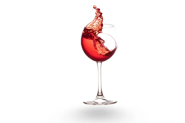 Beyaz şarap kadehinden dökülen kırmızı şarap. — Stok fotoğraf