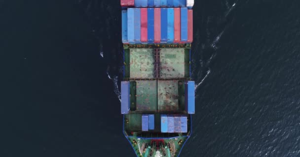 Μεγάλο Πλοίο Μεταφοράς Εμπορευματοκιβωτίων Στη Θάλασσα Θέα Προς Κάτω Αεροφωτογραφία — Αρχείο Βίντεο