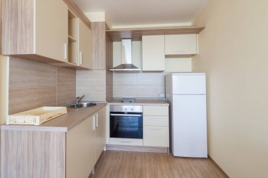 Yeni ahşap mutfak içi aletlerle dolu. İç fotoğrafçılık