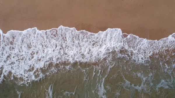 Top view landscape scene of waves crashing on empty tropical beach — Stock Photo, Image