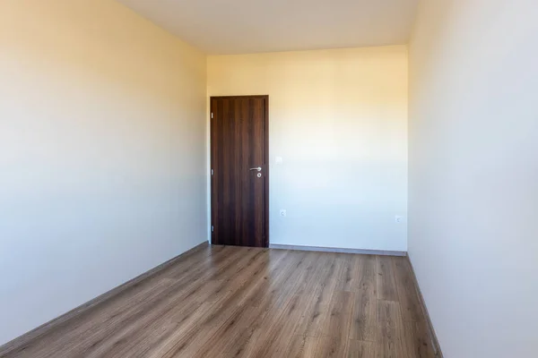Quarto luminoso vazio. Novo interior de casa. Piso de madeira. — Fotografia de Stock