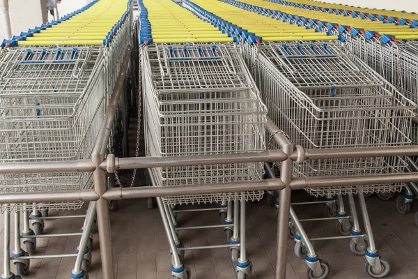 Carros de compras vacíos en el gran supermercado — Foto de Stock