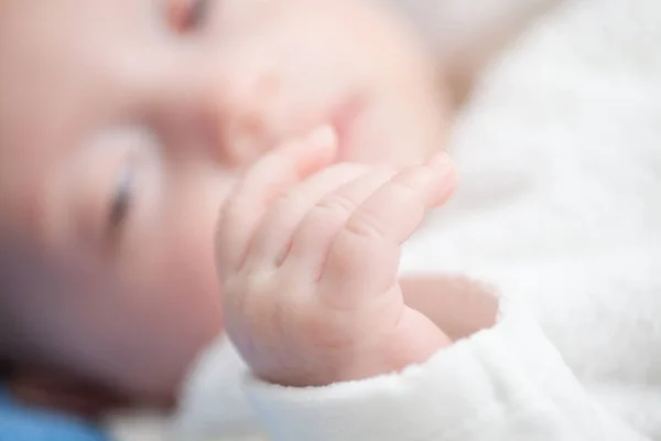 Primo Piano Della Piccola Mano Del Neonato — Foto Stock