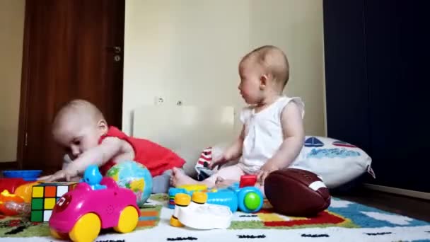 Çift Yumurta Ikizi Kız Kardeşler Evde Yerde Oyuncaklarla Oynuyorlar — Stok video
