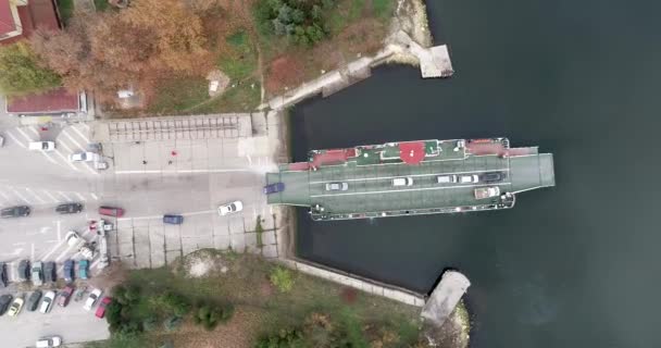 Top Zicht Van Veerboot Overstappen Van Auto Ferry Brengt Auto — Stockvideo