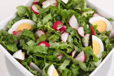 Yumurta ve turplu vejetaryen yeşil salatası.